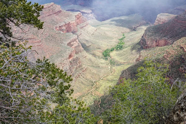 El Gran Cañón, Arizona, EE.UU. Vista de las rocas rojas, fondo nublado del cielo — Foto de Stock