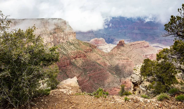 Grand Canyon, Arizona, USA. Vista sulle rocce rosse, sfondo cielo nuvoloso — Foto Stock