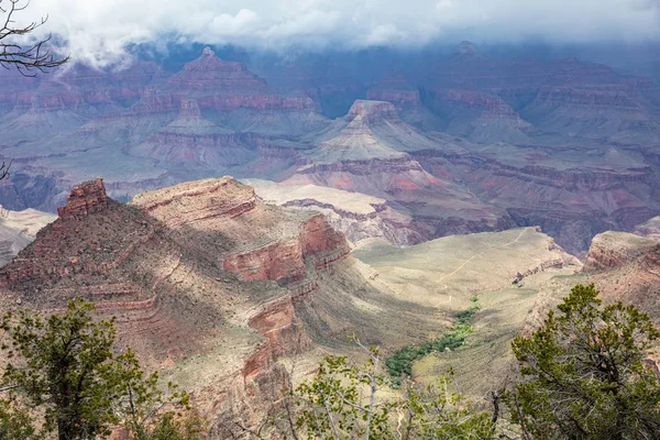 Grand Canyon, Arizona, USA. Vista sulle rocce rosse, sfondo cielo nuvoloso — Foto Stock