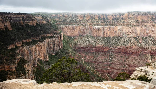 Grand Canyon, Arizona, USA. Výhled na Rudé skály, oblačné pozadí — Stock fotografie