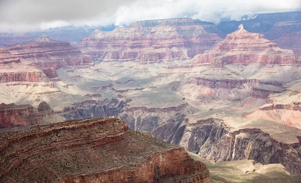 Grand Canyon, Arizona, USA. Vista sulle rocce rosse, sfondo cielo nuvoloso — Foto Stock