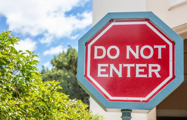 Stop sign, text do not enter, blue sky background. Sunny spring day — Stock Photo, Image