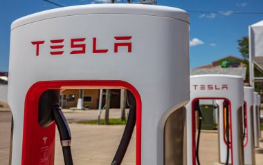 Elektrikli arabalar Tesla güneşli bir bahar gününde açık havada şarj istasyonu. Abd