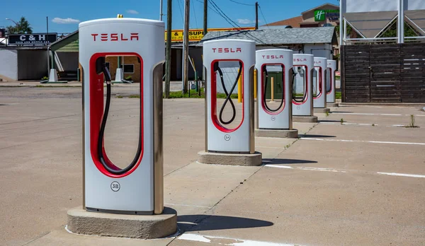 Samochody elektryczne stacja ładowania Tesla, outoors w słoneczny dzień wiosny. USA — Zdjęcie stockowe