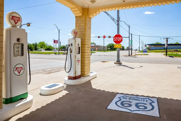 Bombas de combustible vintage en una estación de servicio restaurada, soleado día de primavera. Estados Unidos —  Fotos de Stock