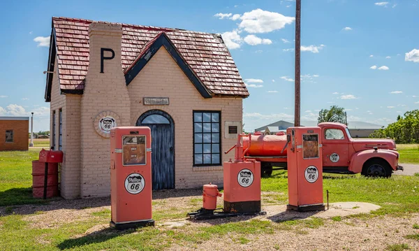 Vintage fuel station, sunny spring day. USA — Stock Photo, Image