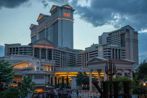 Las Vegas in de schemering. Caesars Palace Hotel and Casino — Stockfoto