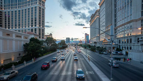 Las Vegas Strip in de avond. Drukke weg en casinohotels gebouwen — Stockfoto