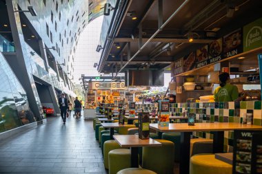 Markthal iç. Dükkanlar ve etrafta dolaşan insanlar. Rotterdam, Hollanda.