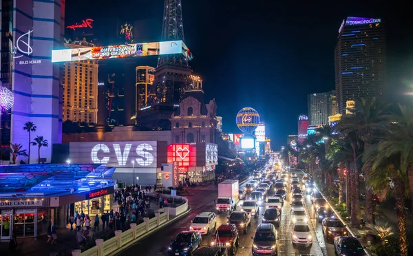 Het nachtleven van Las Vegas. Verlichte Highrise-gebouwen, kleurrijke Neon borden en advertenties — Stockfoto