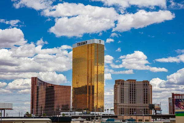 Torre de grupa fachada de oro por la mañana. Soleado día de primavera, cielo azul —  Fotos de Stock