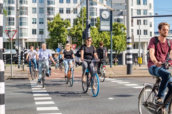 People riding bikes in the city center, sunny spring morning — Stock Photo, Image