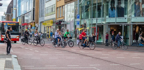 People riding bikes in the city center, sunny spring morning — Stock Photo, Image