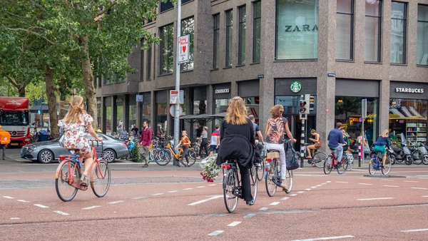 Mensen rijden fietsen in het centrum van de stad, zonnige lente ochtend — Stockfoto