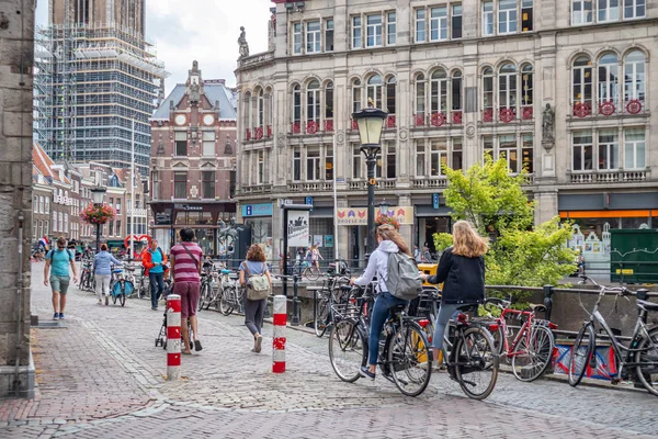 Mensen rijden fietsen in het centrum van de stad, zonnige lente ochtend — Stockfoto