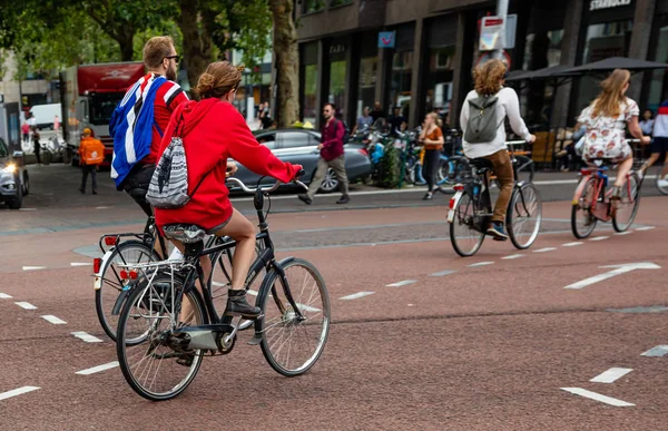 People riding bikes in the city center, sunny spring morning — Stock Photo, Image