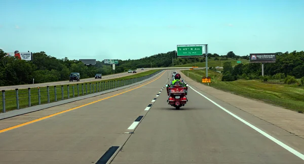 Biker riding a moto in a highway, Estados Unidos —  Fotos de Stock