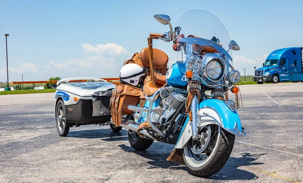 Personnalisé moto couleur bleue avec remorque, garé à l'extérieur dans une journée de printemps ensoleillée. États-Unis — Photo