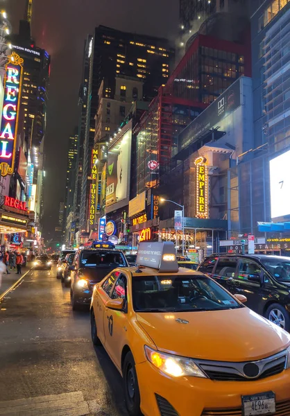 New York City bei Nacht. 42. Straßenverkehr und Leuchtreklamen. — Stockfoto