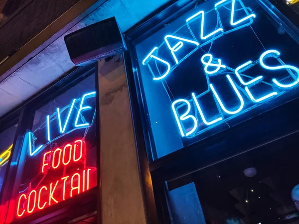 Jazz ve Blues müziği ile Chicago'da Gece Hayatı. Mavi ve kırmızı neon işareti ile Retro bar. — Stok fotoğraf
