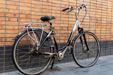 Bisiklet Rotterdam city kaldırımda park, Hollanda