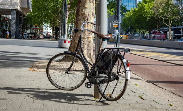 Rower zaparkowany na chodniku w Rotterdamie, Holandia — Zdjęcie stockowe