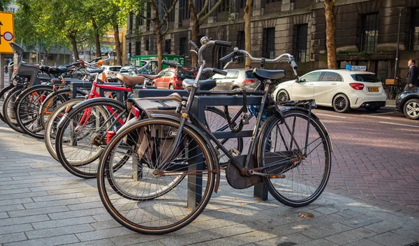 Велосипеды, припаркованные на тротуаре в Роттердаме, Нидерланды — стоковое фото