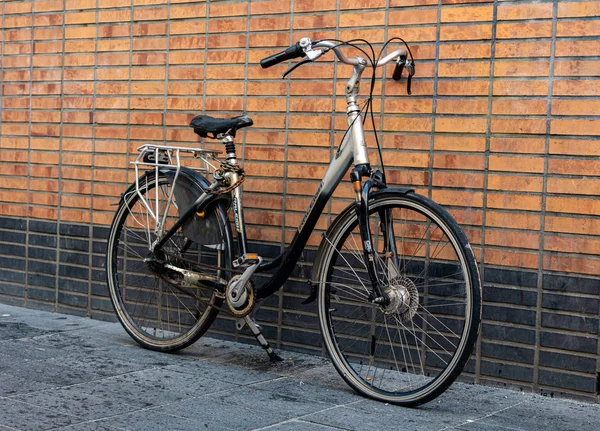 Ποδήλατο παρκαρισμένο στο πεζοδρόμιο στην πόλη του Ρότερνταμ, Ολλανδία — Φωτογραφία Αρχείου
