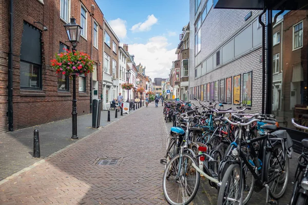 Fietsen geparkeerd op de stoep in Utrecht City, Nederland — Stockfoto