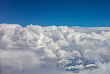 Cloudscape arka plan. Düzlem penceresinden görünüm.