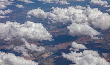 Cloudscape arka plan. Düzlem penceresinden görünüm.