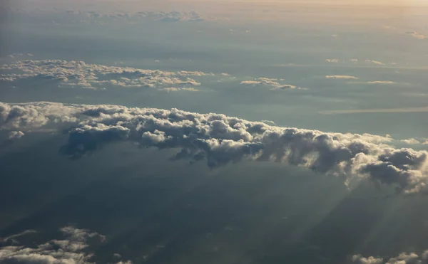 일출에 구름 풍경 배경입니다. 평면 창 에서 보기. — 스톡 사진