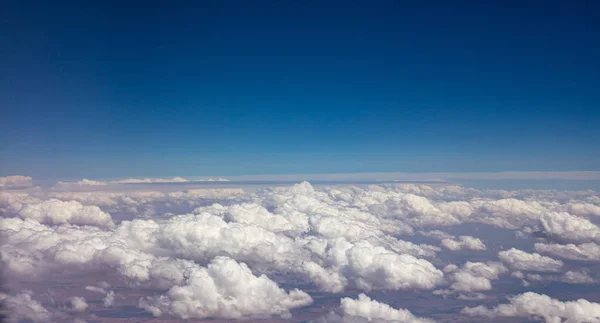 푸른 하늘과 푹신한 구름. 평면 창 에서 보기. — 스톡 사진