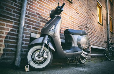 Scooter vintage moto Rotterdam park, Hollanda