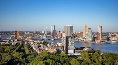 Rotterdam Hollanda şehir manzarası ve Erasmus köprüsü. Euromast kulesinden havadan görünüm, güneşli bir gün