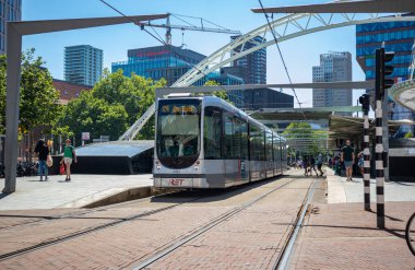 Rotterdam şehir merkezinde tramvay, ofis binaları arka plan