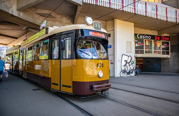 로테르담 도심의 구식 복고풍 트램 — 스톡 사진