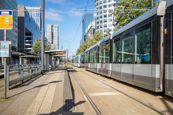 Tramvaj v Rotterdamské městské centru, pozadí kancelářských budov — Stock fotografie