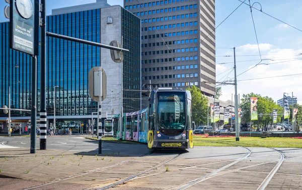 Villamos a rotterdami Városközpont, irodaházak háttér — Stock Fotó