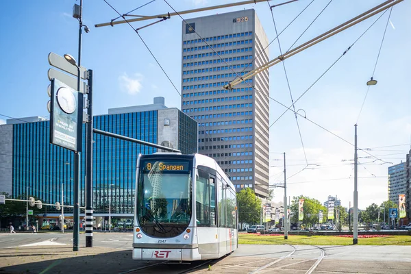 Tramwaj w centrum Rotterdamu, budynki biurowe tło — Zdjęcie stockowe
