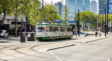Rotterdam şehir merkezinde eski moda retro tramvay