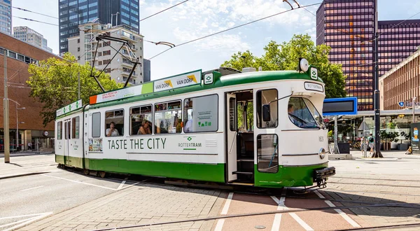 Staromodny tramwaj retro w centrum Rotterdamu — Zdjęcie stockowe