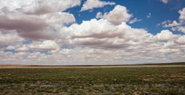 Çöl manzarası, bulutlarla mavi gökyüzü, bahar günü