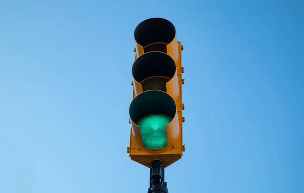 Arabalar için yeşil trafik ışığı, mavi gökyüzü arka plan — Stok fotoğraf