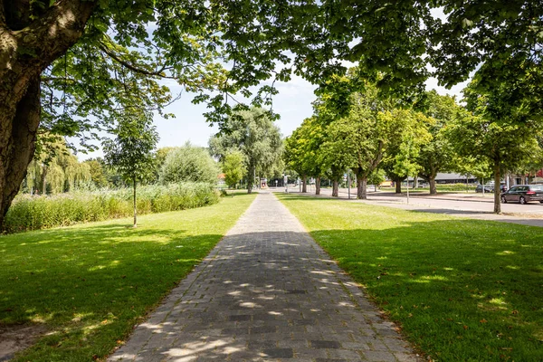 Trail in a city park, cobblestone walkway. Rotterdam, Netherlands. — Stock Photo, Image