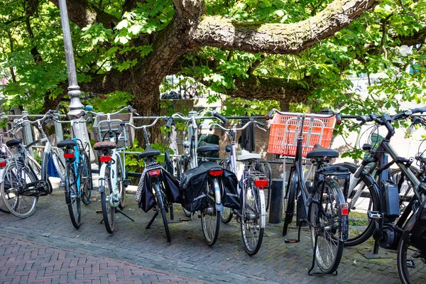 Велосипеды на железнодорожном канале в Утрехте, Нидерланды — стоковое фото