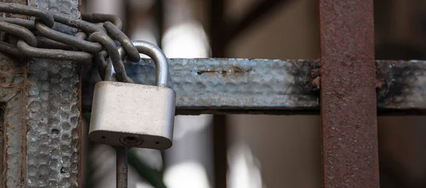 Cadenas en métal lourd avec chaîne en gros plan sur une porte d'entrée . — Photo