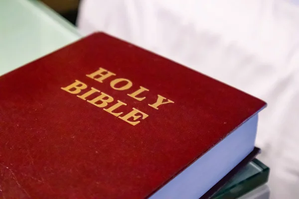 Sacra Bibbia testo in oro su un libro di copertina in pelle colore rosso, vista da vicino . — Foto Stock