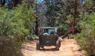 Kırmızı turuncu kayalar üzerinde 4x4 jeep, Sedona Arizona Abd.