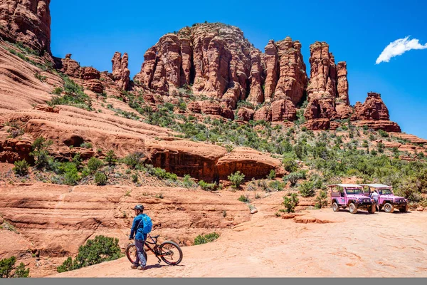 Sedona Arizona EUA. Formações rochosas de cor laranja vermelha, céu azul, dia ensolarado da primavera — Fotografia de Stock